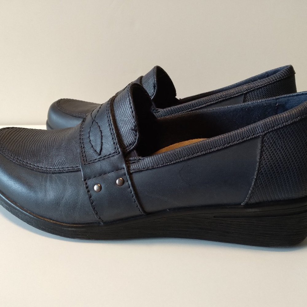 Navy loafers, size 7W